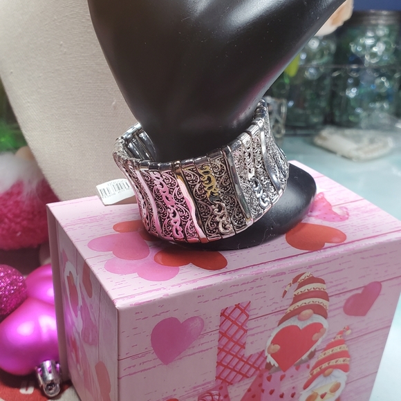 NWT silver toned filigree pattern 1 1/4 inch wide stretch bracelet - Picture 7 of 7